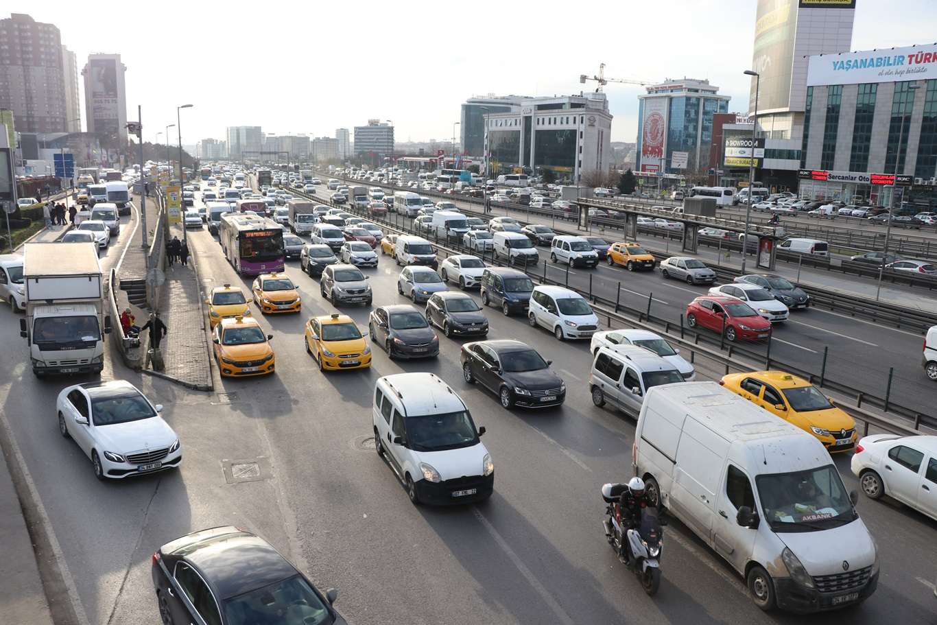 İstanbul'da haftanın son iş gününde trafik yoğunluğu oluştu İstanbul'da haftanın son iş gününde trafik yoğunluğu oluştu